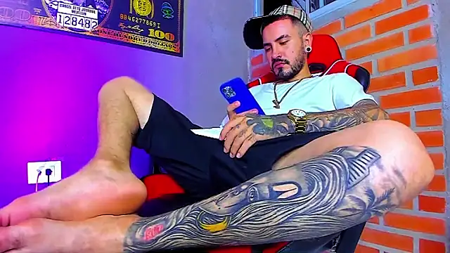 Snapshot of smoker445 chatting on 10/31/25, 07:20 smoker445 online show from 10/31/25, 07:20