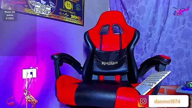 Snapshot of smoker445 chatting on 11/05/25, 07:58 smoker445 online show from 11/05/25, 07:58