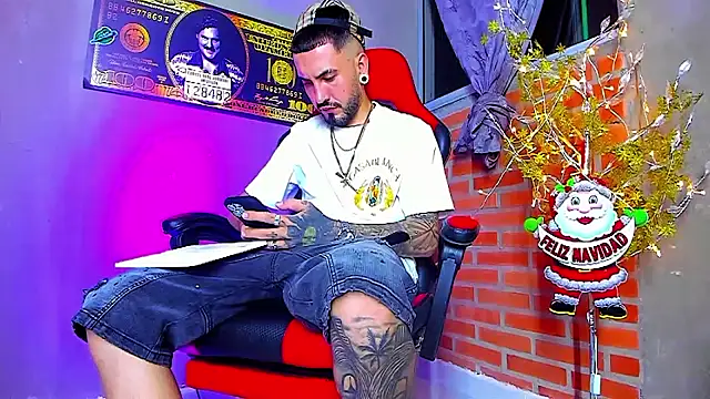 Snapshot of smoker445 chatting on 11/25/25, 01:05 smoker445 online show from 11/25/25, 01:05