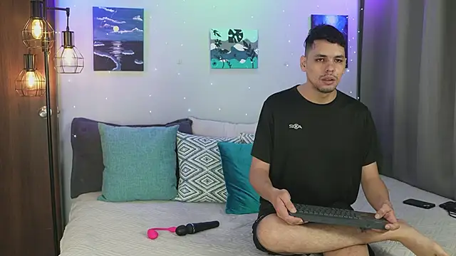 Snapshot of Cleoanubis- chatting on 10/25/25, 05:26 Cleoanubis- online show from 10/25/25, 05:26