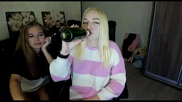 Snapshot of Stella__Cox chatting on 10/26/25, 11:09 Stella Cox online show from 10/26/25, 11:09