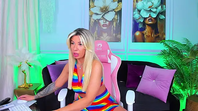 Snapshot of TheBaeWatch chatting on 09/21/25, 04:03 TheBaeWatch online show from 09/21/25, 04:03