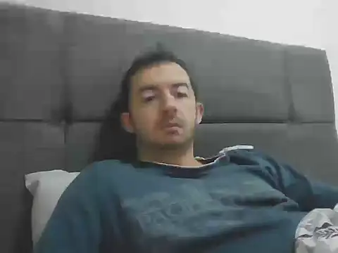 Snapshot of laynufff chatting on 12/16/25, 05:23 laynufff online show from 12/16/25, 05:23