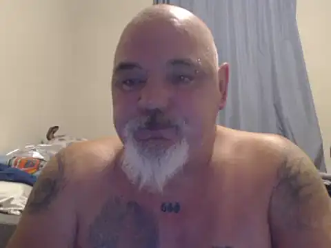 Newfiesausage1972 online show from 12/29/24, 06:38