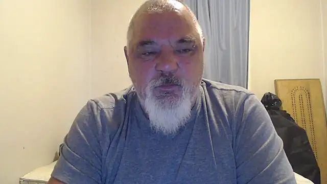 Newfiesausage1972 online show from 10/04/25, 12:36