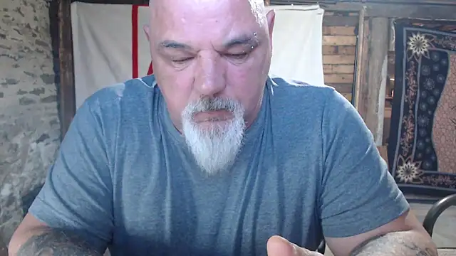 Newfiesausage1972 online show from 05/01/26, 11:15