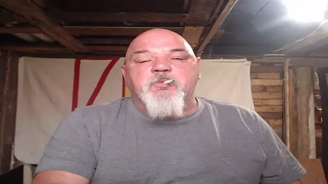 Newfiesausage1972 online show from 05/02/26, 01:27