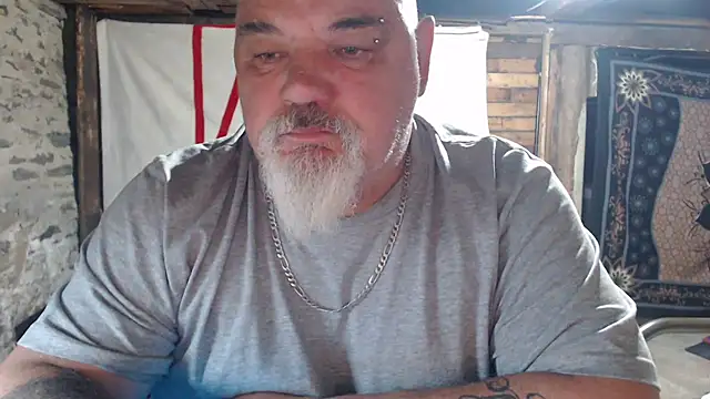 Newfiesausage1972 online show from 05/10/26, 03:33