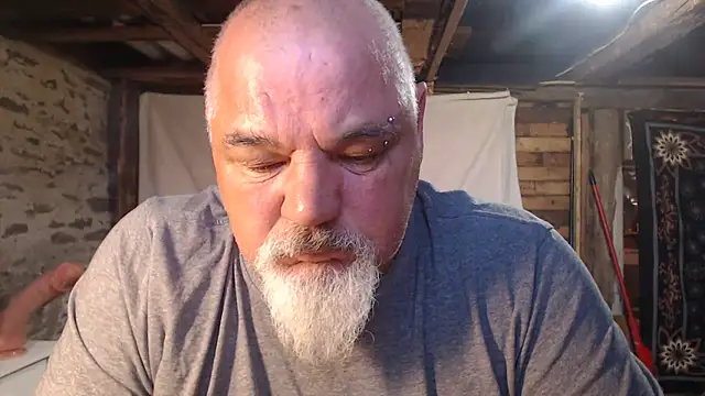 Newfiesausage1972 online show from 05/21/26, 03:41