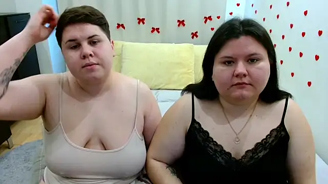 Snapshot of BeckyAndHellen chatting on 10/25/25, 11:40 BeckyAndHellen online show from 10/25/25, 11:40