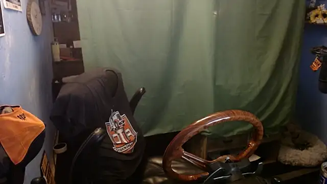 Snapshot of long_thinmint86 chatting on 01/14/25, 01:28 long thinmint86 online show from 01/14/25, 01:28