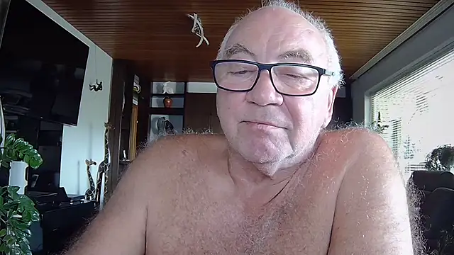 Snapshot of biggandybig chatting on 09/28/25, 02:22 biggandybig online show from 09/28/25, 02:22