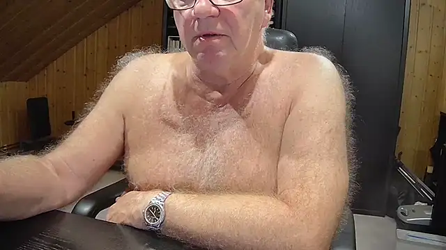 Snapshot of biggandybig chatting on 10/08/25, 04:21 biggandybig online show from 10/08/25, 04:21