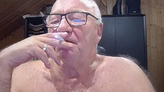 Snapshot of biggandybig chatting on 11/15/25, 12:08 biggandybig online show from 11/15/25, 12:08