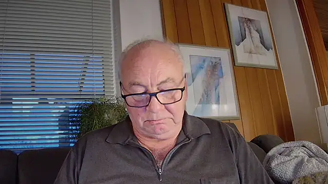 Snapshot of biggandybig chatting on 11/24/25, 03:34 biggandybig online show from 11/24/25, 03:34