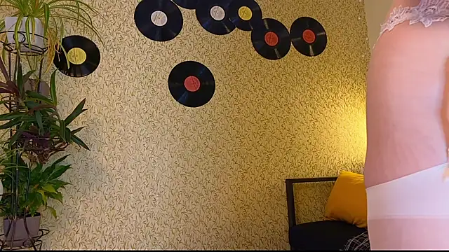 Snapshot of EmmyAmbros chatting on 11/07/25, 01:05 EmmyAmbros online show from 11/07/25, 01:05