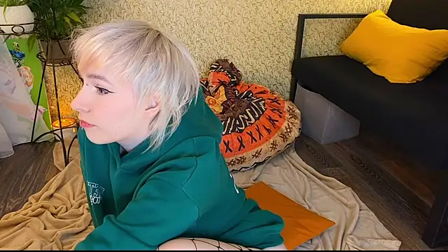 Snapshot of EmmyAmbros chatting on 12/16/25, 09:58 EmmyAmbros online show from 12/16/25, 09:58