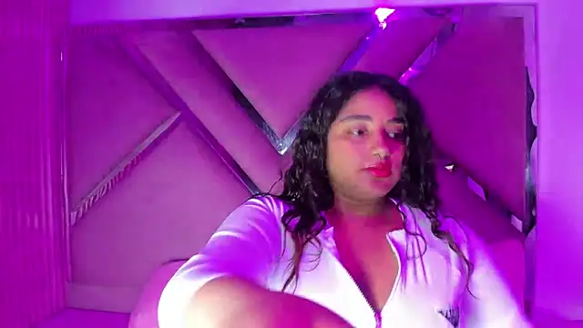 Sofia Hernandez  online show from 10/25/25, 03:25