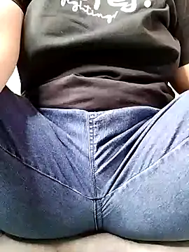 Snapshot of Mie610 chatting on 10/15/25, 12:22 Mie610 online show from 10/15/25, 12:22