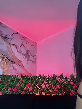 liss hot  online show from 11/28/25, 03:58