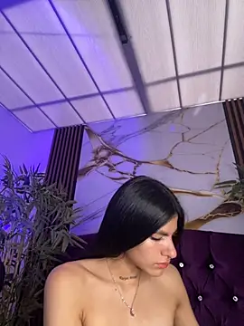 liss hot  online show from 11/30/25, 08:46