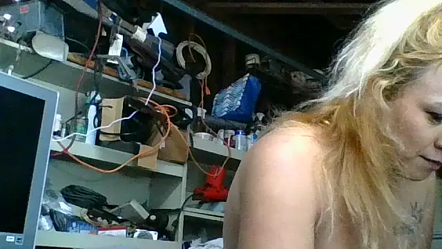 Snapshot of allissonw13 chatting on 11/06/25, 11:44 allissonw13 online show from 11/06/25, 11:44