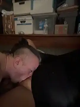 Snapshot of allissonw13 chatting on 11/19/25, 04:07 allissonw13 online show from 11/19/25, 04:07