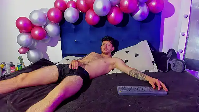 Snapshot of Ari_and_loggan chatting on 12/17/24, 12:23 Ari and loggan online show from 12/17/24, 12:23