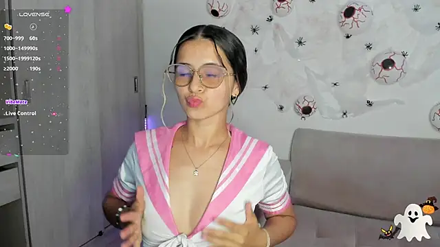 Snapshot of Lilacutte_ chatting on 10/31/25, 02:12 Lilacutte online show from 10/31/25, 02:12