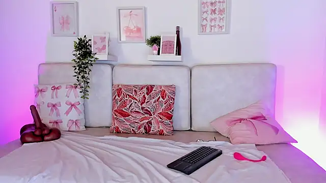 Snapshot of Malka_Burning chatting on 09/14/25, 08:08 Malka Burning online show from 09/14/25, 08:08