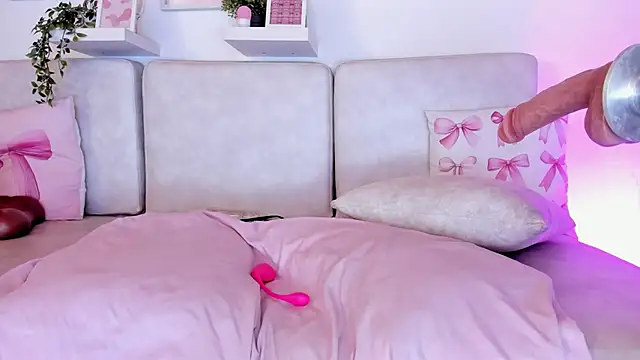 Snapshot of Malka_Burning chatting on 10/15/25, 07:03 Malka Burning online show from 10/15/25, 07:03