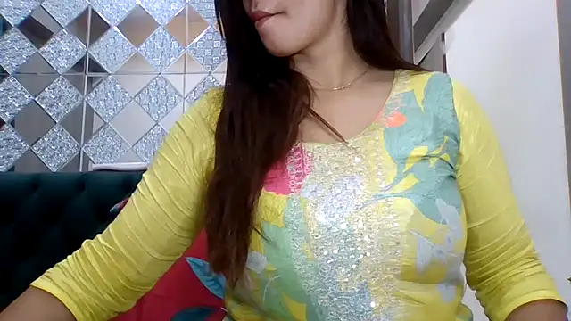 Snapshot of sparkling_queen chatting on 11/05/25, 01:55 sparkling queen online show from 11/05/25, 01:55