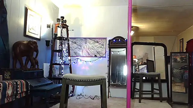 Snapshot of Genevieve143 chatting on 10/14/25, 01:06 Genevieve143 online show from 10/14/25, 01:06