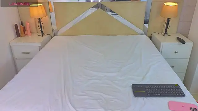 Tiphani walker  online show from 09/27/25, 12:15