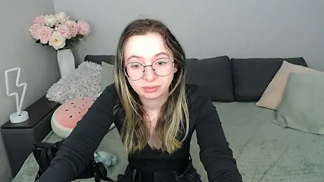 Mini Diva online show from 09/15/25, 08:03