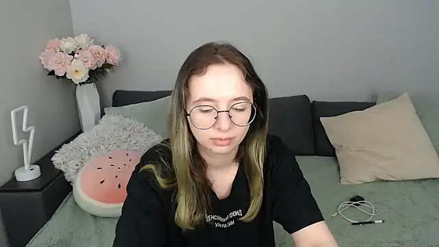 Mini Diva online show from 09/22/25, 08:05