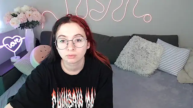 Snapshot of Mini_Diva chatting on 11/15/25, 09:17 Mini Diva online show from 11/15/25, 09:17