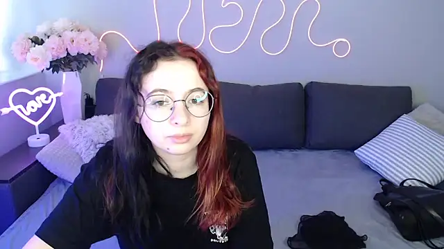 Snapshot of Mini_Diva chatting on 11/19/25, 09:09 Mini Diva online show from 11/19/25, 09:09