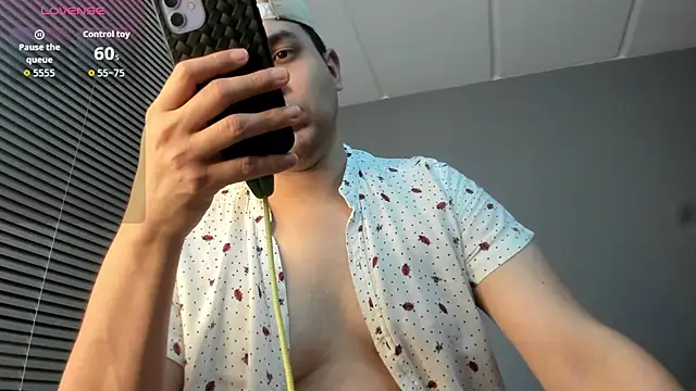 Latin boy surprisee online show from 06/25/26, 12:43