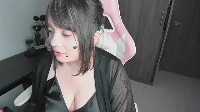 Snapshot of _hikaru_arimura chatting on 04/15/26, 02:18 hikaru arimura online show from 04/15/26, 02:18