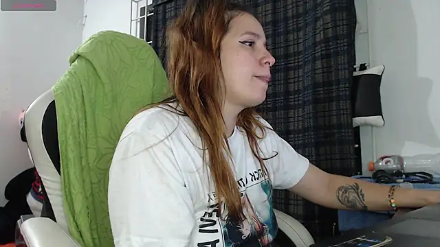 Snapshot of Betty_Hoe chatting on 02/01/25, 02:58 Betty Hoe online show from 02/01/25, 02:58