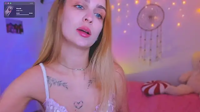 Snapshot of Kamila_icee chatting on 02/13/25, 07:42 Kamila icee online show from 02/13/25, 07:42