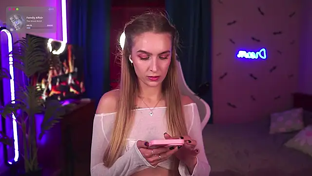 Snapshot of Kamila_icee chatting on 10/25/25, 07:19 Kamila icee online show from 10/25/25, 07:19