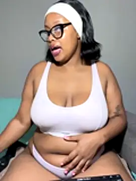 Snapshot of MimiCurves chatting on 11/16/25, 06:57 MimiCurves online show from 11/16/25, 06:57