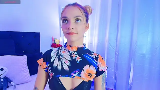 Snapshot of MeganLorensx chatting on 09/24/25, 11:19 MeganLorensx online show from 09/24/25, 11:19