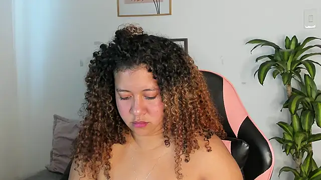 Kenia tompson01 online show from 11/23/25, 05:13