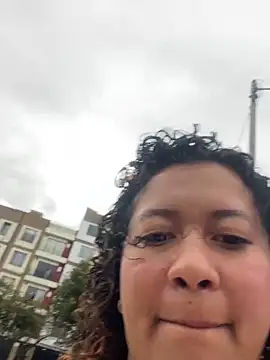 Kenia tompson01 online show from 11/28/25, 08:55