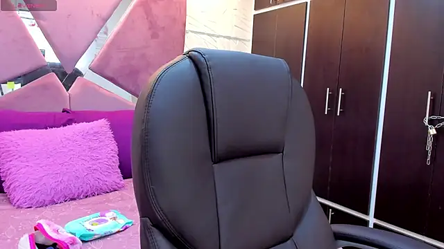 Snapshot of Charlotte_Ice1 chatting on 10/02/25, 05:20 Charlotte Ice1 online show from 10/02/25, 05:20