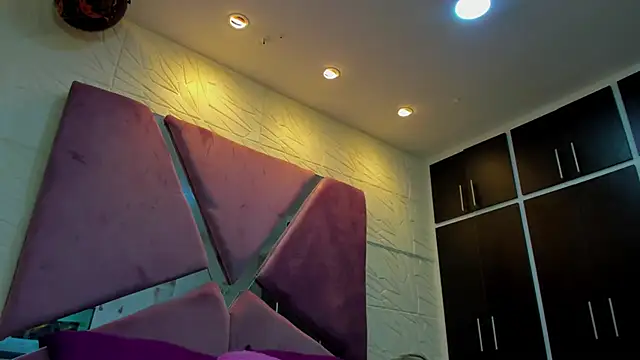 Snapshot of Charlotte_Ice1 chatting on 11/15/25, 04:03 Charlotte Ice1 online show from 11/15/25, 04:03