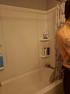 Snapshot of hungandtatted666 chatting on 12/16/25, 11:10 hungandtatted666 online show from 12/16/25, 11:10